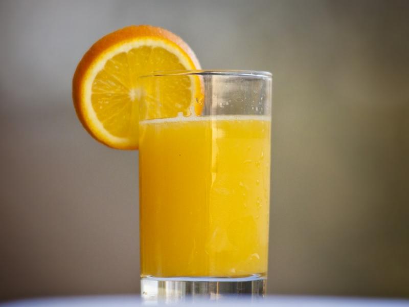 Ποτήρι με χυμό πορτοκαλιού