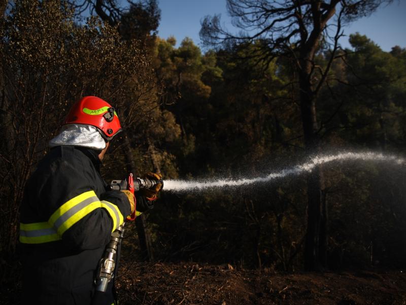 Σαλαμίνα: Υπό μερικό έλεγχο η πυρκαγιά