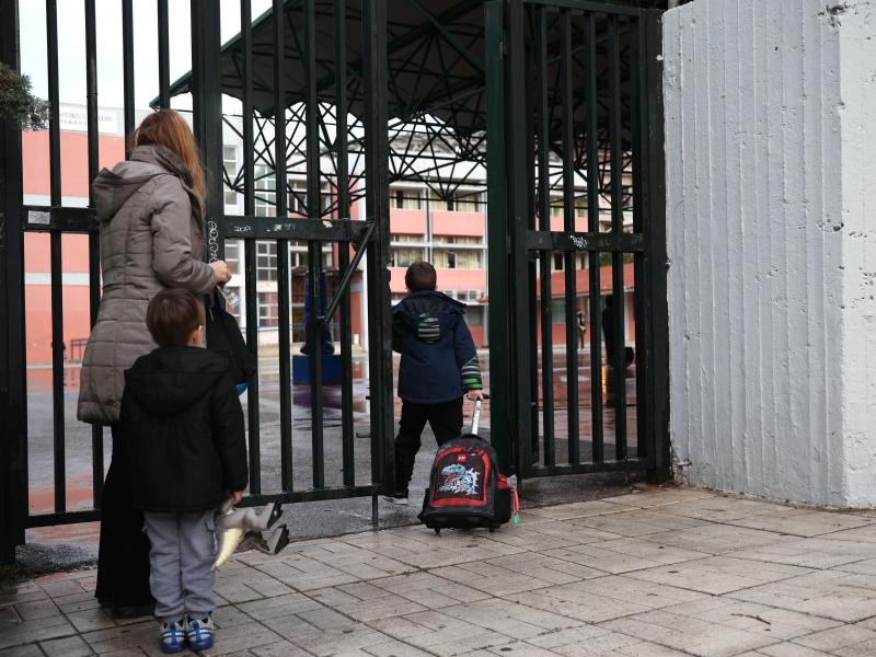 Ολοήμερο σχολείο: Ένα… κακοφτιαγμένο παρκινγκ παιδικών ψυχών χωρίς υποδομές