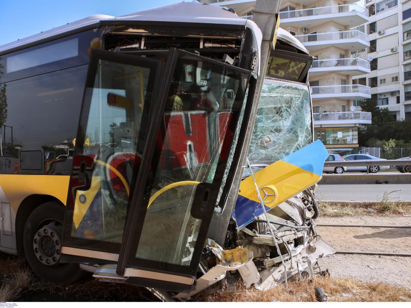 Τροχαίο με τραυματίες στην παραλιακή: Λεωφορείο γεμάτο επιβάτες «καρφώθηκε» σε κολώνα