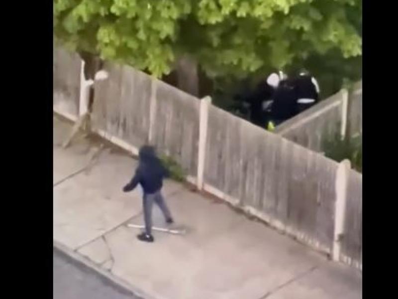 Άγριος ξυλοδαρμός 16χρονου από αστυνομικούς (Συγκλονιστικό βίντεο)