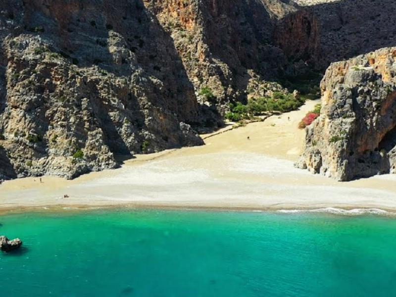 Αγιοφάραγγο: Η απομονωμένη παραλία που είναι παράδεισος ηρεμίας