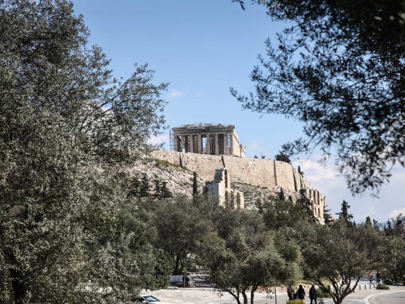 Ακρόπολη: Απείλησαν τρεις ανήλικους με μαχαίρι και τους λήστεψαν