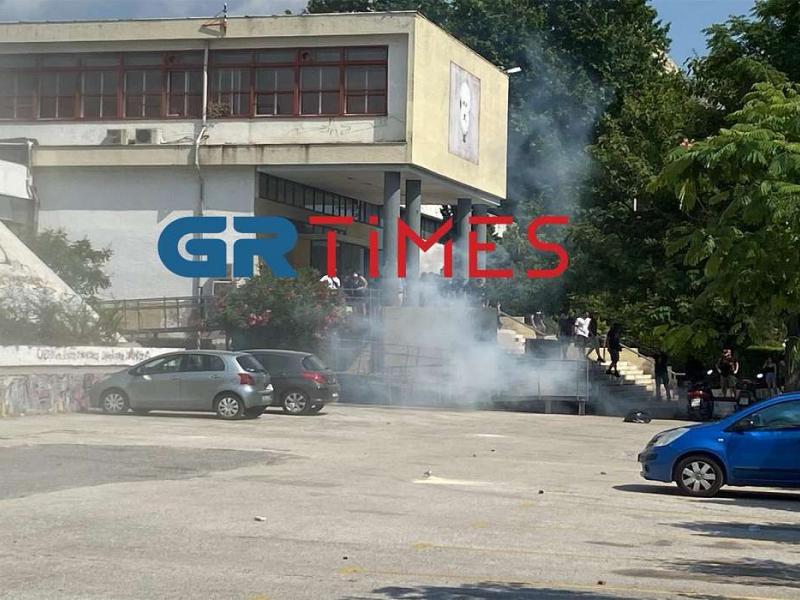 ΑΠΘ: Νέα ένταση με χημικά και πετροπόλεμο στην Πολυτεχνική Σχολή (Vid)