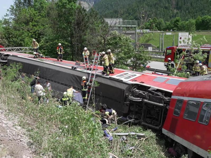 Γερμανία: Τρεις νεκροί και δεκάδες τραυματίες από τον εκτροχιασμό τρένου