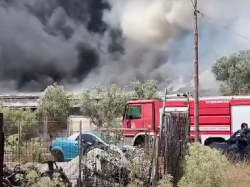 Πυρκαγιά σε εργοστάσιο στο Μενίδι- Συναγερμός στην Πυροσβεστική