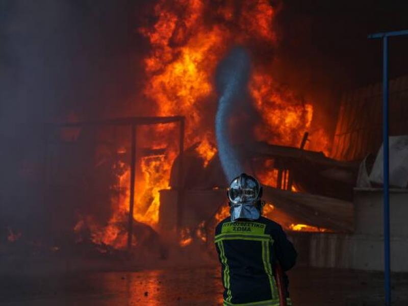Ασπρόπυργος: Σε ύφεση η πύρινη κόλαση που ξέσπασε σε εργοστάσιο πλαστικών - Μήνυμα για «επικίνδυνους καπνούς» έστειλε το 112