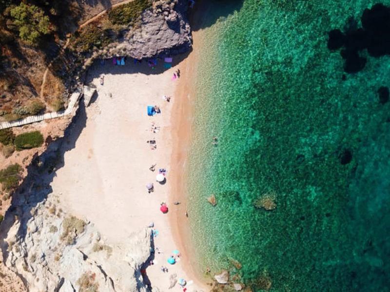 Αυτή είναι η ωραιότερη παραλία της Αττικής (Video)