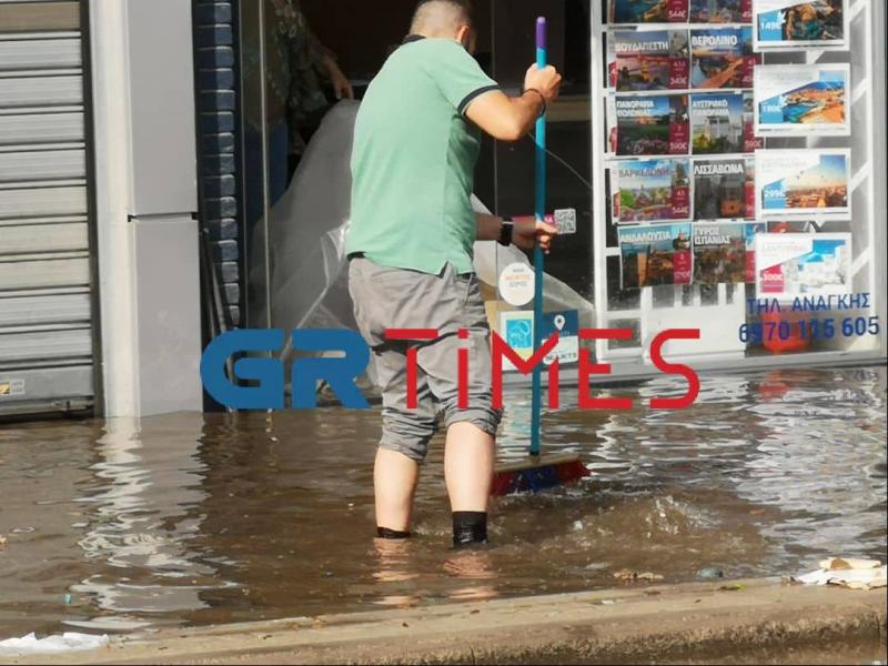 Θεσσαλονίκη: Ποτάμια οι δρόμοι - Πλημμύρισαν καταστήματα (Vids)