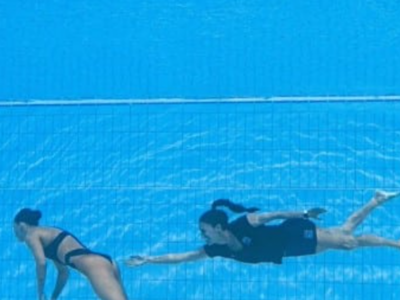 Κολυμβήτρια λιποθύμησε στην πισίνα - Η προπονήτριά της την έσωσε από πνιγμό