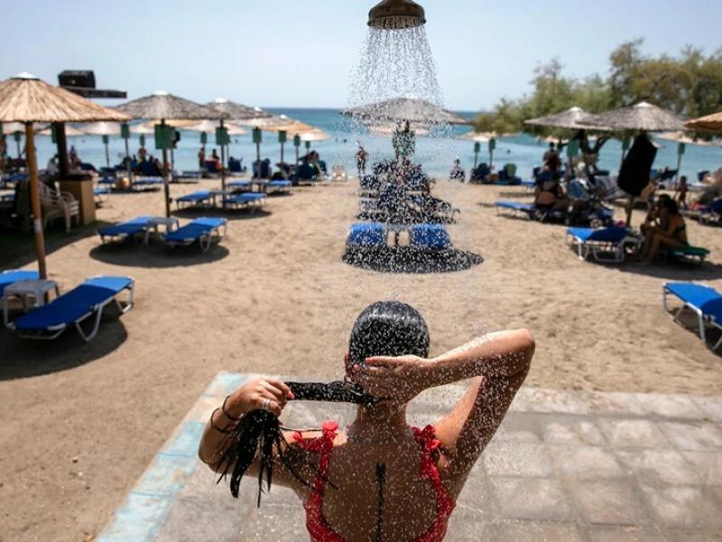 Αλμυρός: Συνελήφθη ο άνδρας που φωτογράφιζε κοπέλες την ώρα που έκαναν ντους στην παραλία