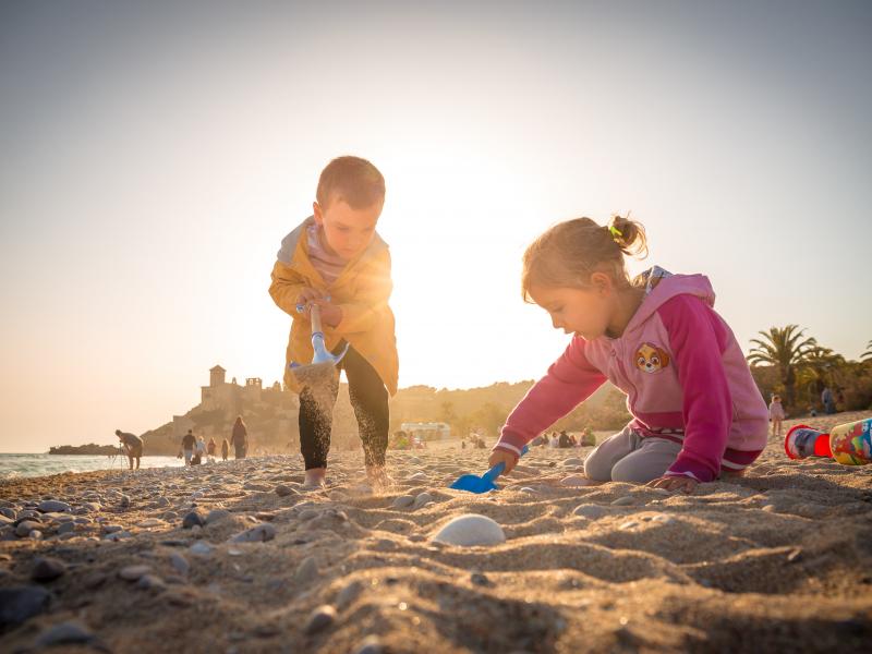 Οι παραλίες της ανατολικής Αττικής που είναι ιδανικές για οικογένειες με μικρά παιδιά
