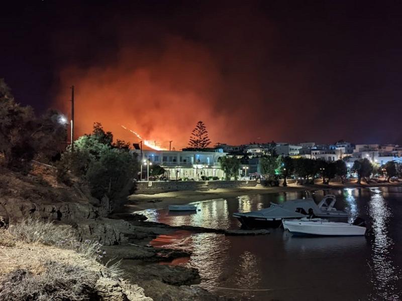 Φωτιά στην Πάρο: Απειλήθηκαν μοναστήρι και σπίτια