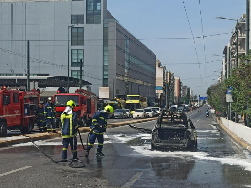 Φωτιά σε αυτοκίνητο στη Λεωφόρο Συγγρού στο ύψος του Φιξ 
