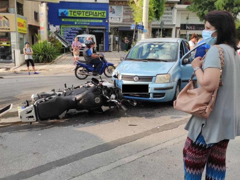 Παλαιό Φάληρο: Μετωπική σύγκρουση ΙΧ με μοτοσικλέτα - Ένας τραυματίας (Εικόνες)