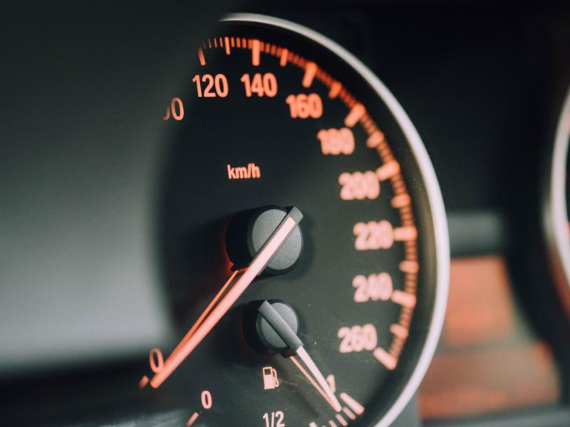 Αυτοκίνητο: Πόσα χιλιόμετρα μπορείς να κάνεις με αναμμένο το λαμπάκι βενζίνης