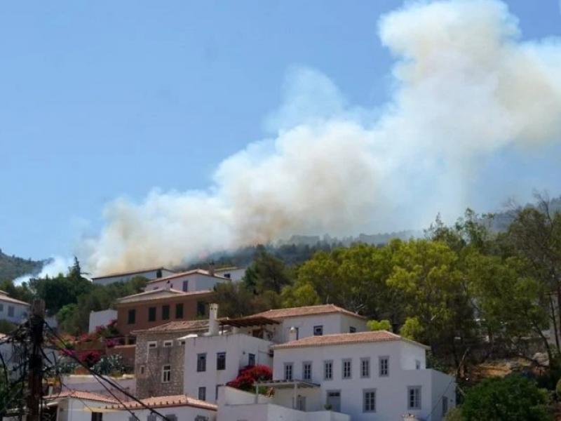 Μεγάλη φωτιά στην Ύδρα -Κοντά στα σπίτια οι φλόγες