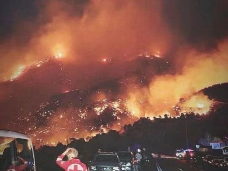 Ρέθυμνο - Ξημερώματα Σαββάτου: Καίγονται σπίτια στις Μέλαμπες - Δραματικές ώρες για τους κατοίκους