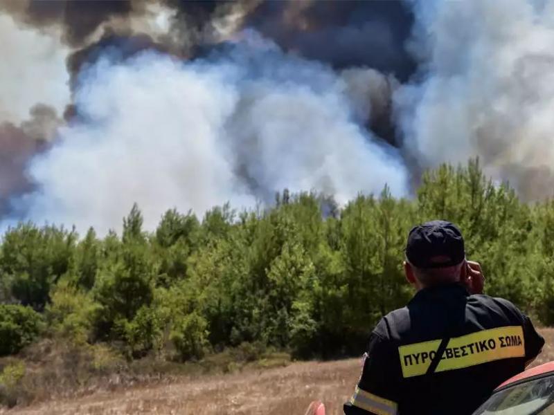 Μεγάλη φωτιά στην Πάρο- Μήνυμα 112 προς τους κατοίκους να εκκενώσουν προς παραλία