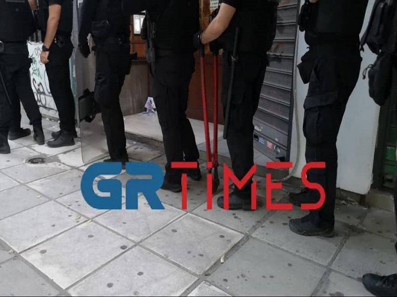 Ξημερώματα - Θεσσαλονίκη: Αστυνομική επιχείρηση σε εξέλιξη για την εκκένωση κατάληψης στην Εγνατία