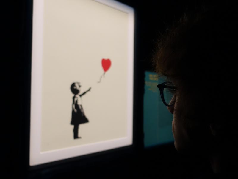 Banksy: Ανακηρύχθηκε επίτιμος καθηγητής στο Πανεπιστήμιο Δημιουργικών Τεχνών της Αγγλίας!