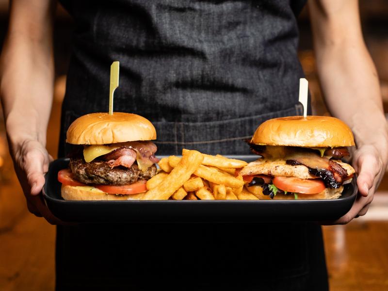 Γιατί το να μένεις κοντά σε μπαρ και fast food μπορεί να βλάψει την καρδιά
