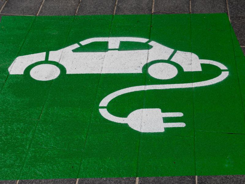 Eπιδότηση αγοράς ηλεκτρικών αυτοκινήτων- Σκρέκας: Ανοίγει αύριο η πλατφόρμα για τις αιτήσεις