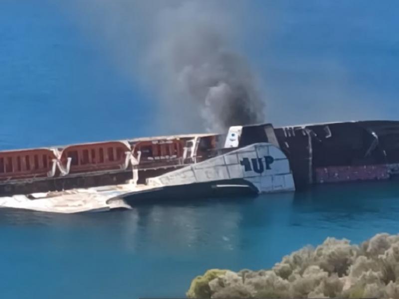 Ελευσίνα: Φωτιά σε ναυαγισμένο πλοίο (Video)