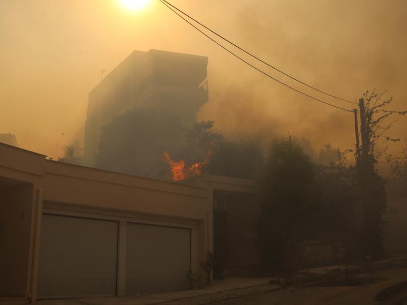 Υπό έλεγχο οι φωτιές σε Μέγαρα Και Σαλαμίνα– Σε επιφυλακή η Πυροσβεστική