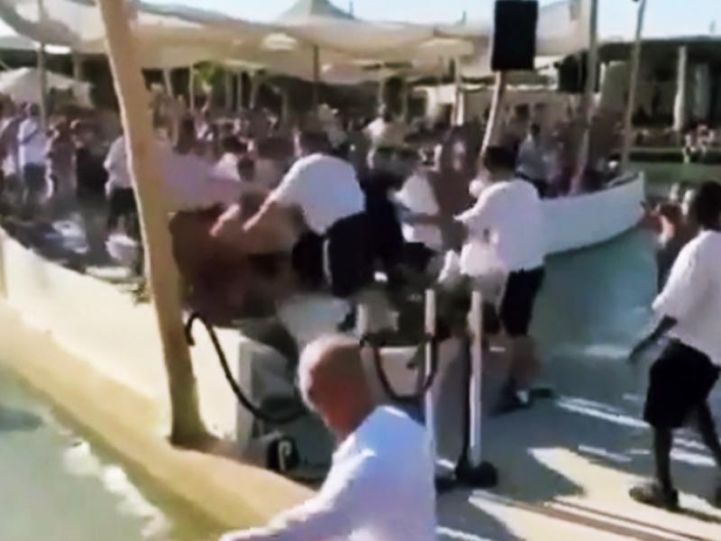 Απίστευτο βίντεο με άγριο ξύλο σε beach bar της Μυκόνου
