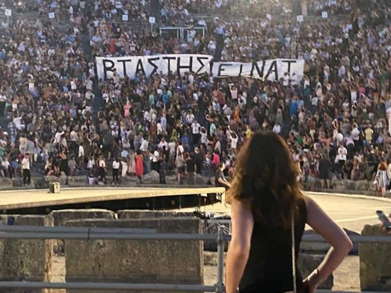 «Βιαστής είναι»: Πανό για την αποφυλάκιση Λιγνάδη στην Επίδαυρο - Διαμαρτυρίες σε θέατρα της χώρας