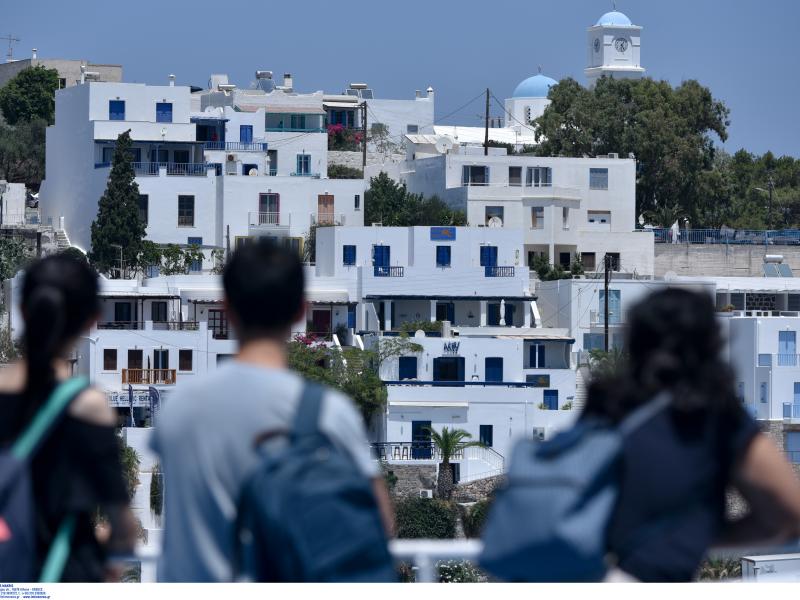 Εξώσεις εκπαιδευτικών από τα σπίτια τους σε Σύρο και Μήλο - Συνεχίζονται τα προβλήματα