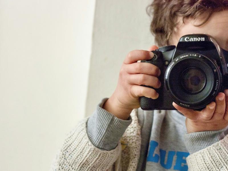 Οι έξι κίνδυνοι του να ανεβάζουμε φωτογραφίες παιδιών στο διαδίκτυο