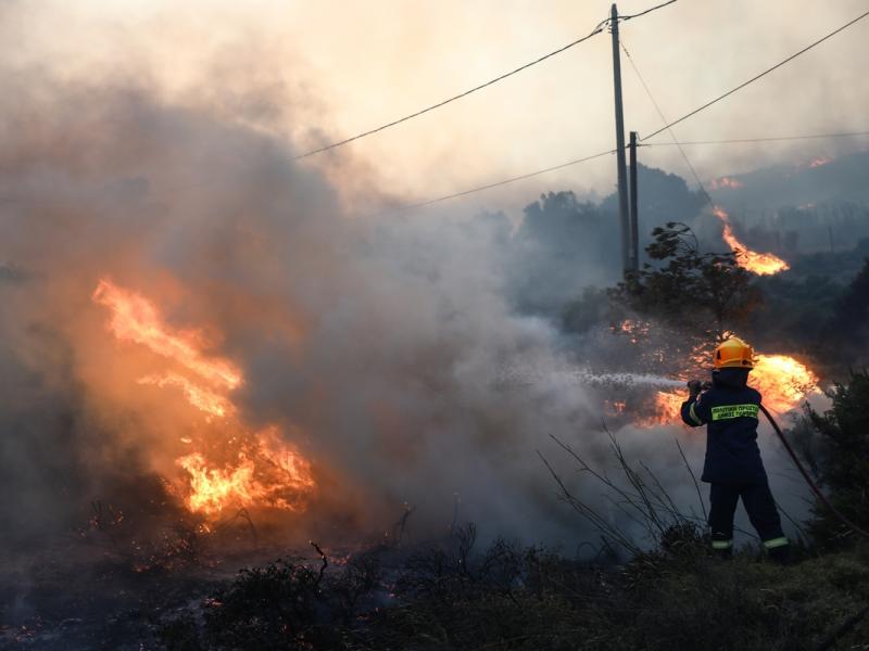 Φωτιά στα Μέθανα: Επιχειρούν και εναέριες δυνάμεις