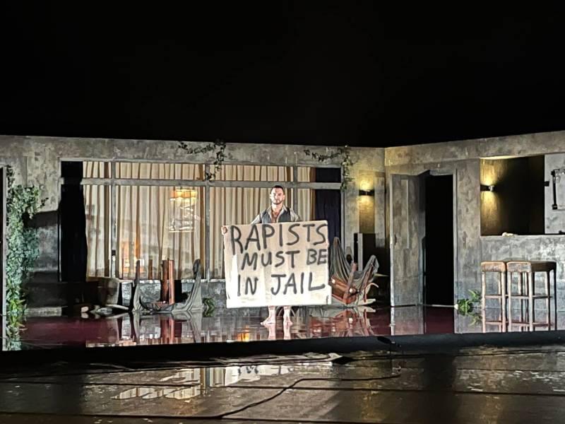 Αποφυλάκιση Λιγνάδη: «Οι βιαστές πρέπει να είναι στη φυλακή» – Πανό καλλιτεχνών στο Φεστιβάλ Χορού Καλαμάτας