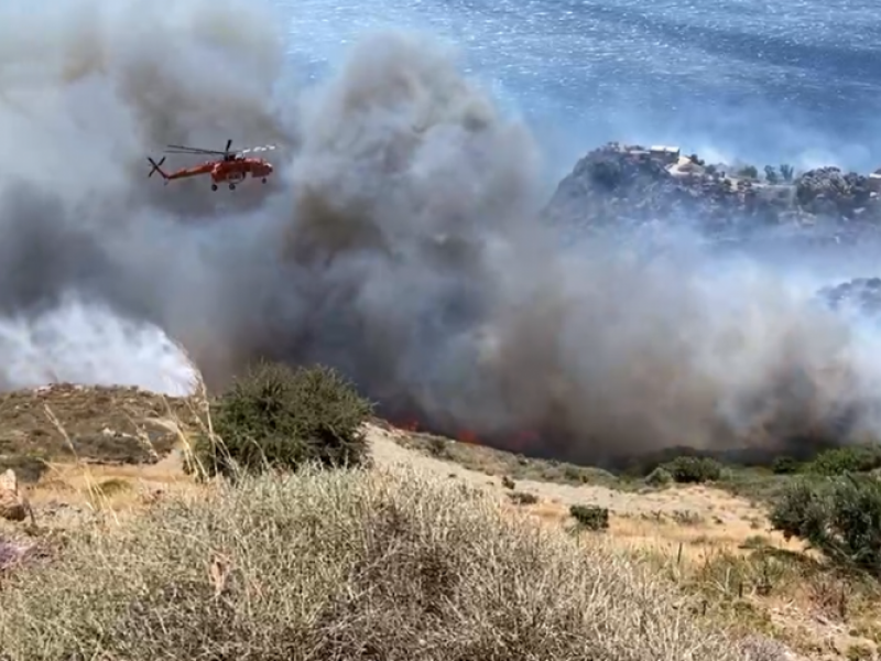 Ρέθυμνο: Συνεχίζει να καίει η μεγάλη φωτιά (Video/Photo)