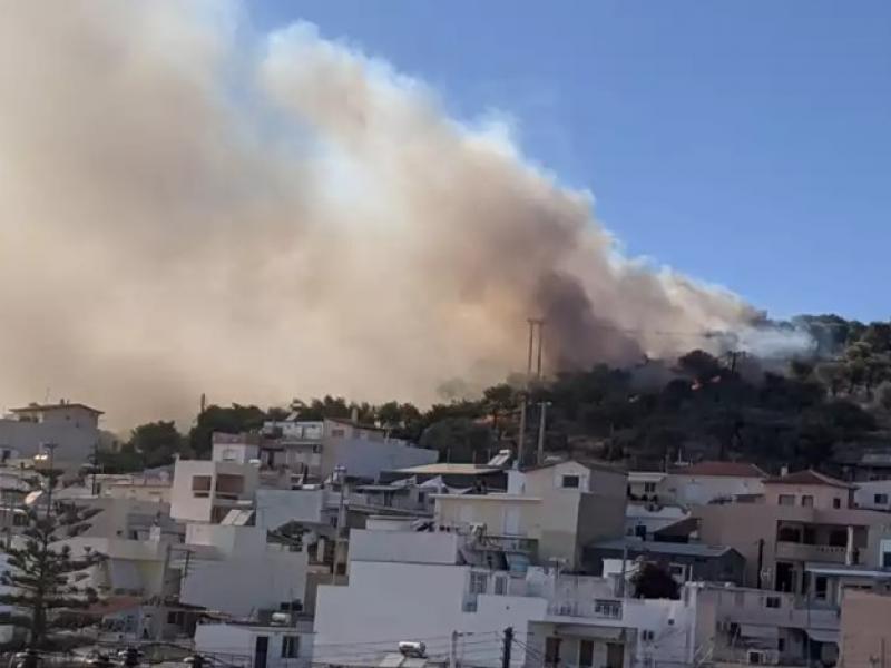 Φωτιά στη Σαλαμίνα: Υπό έλεγχο η πυρκαγιά στο λόφο Ανεμόμυλοι και στο Σαμάρι