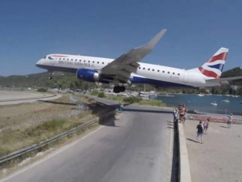 Σκιάθος: Τουρίστρια... εκσφενδονίστηκε από την τουρμπίνα αεροσκάφους στο αεροδρόμιο (Video)