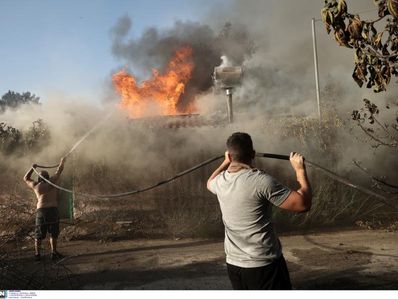 Μάχη με τις φλόγες και τους ανέμους- Καίγονται σπίτια σε Γέρακα, Ανθούσα, Παλλήνη, Διώνη 