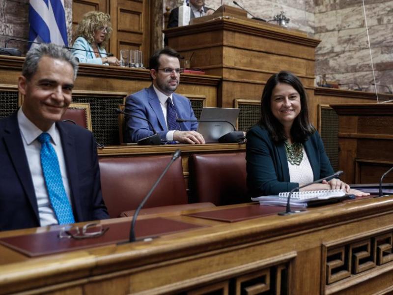 Βουλή - Live: Δείτε σήμερα Παρασκευή τη συζήτηση για το νομοσχέδιο για τα ΑΕΙ