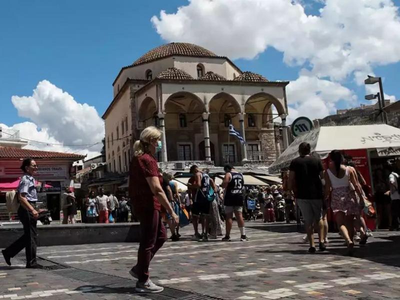 Μοναστηράκι, πλατεία, κόσμος