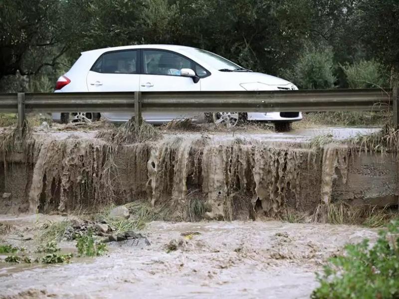 κακοκαιρία, βροχές, πλημμύρες, αυτοκίνητο, υπερχείλιση