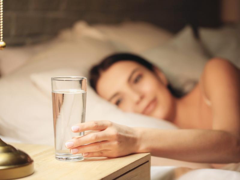 Νερό πριν από τον ύπνο: Καλή ή κακή συνήθεια;