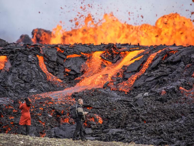 Ισλανδία: Συγκλονιστικό θέαμα από την έκρηξη ηφαιστείου