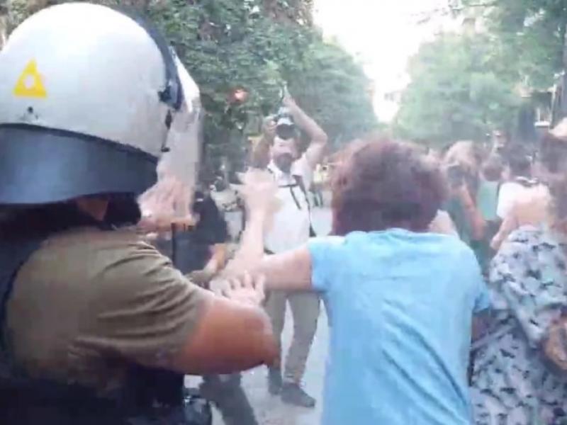 Χημικά από τα ΜΑΤ στους κατοίκους των Εξαρχείων (video)