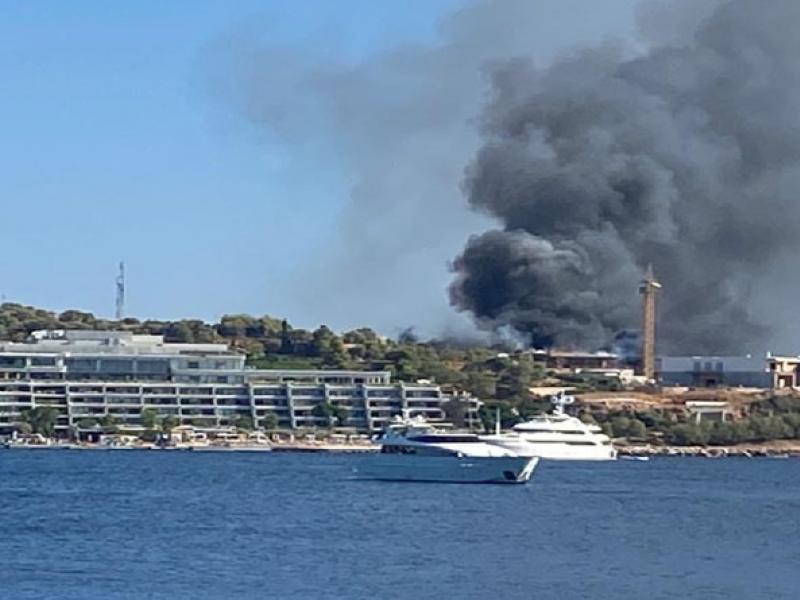 Αστέρας Βουλιαγμένης: Ξέσπασε φωτιά (εικόνες+βίντεο)