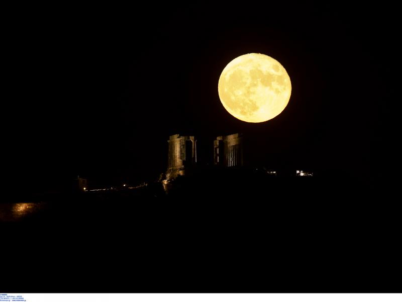 Αυγουστιάτικη Πανσέληνος: Μοναδικές φωτογραφίες από μια μαγική νύχτα