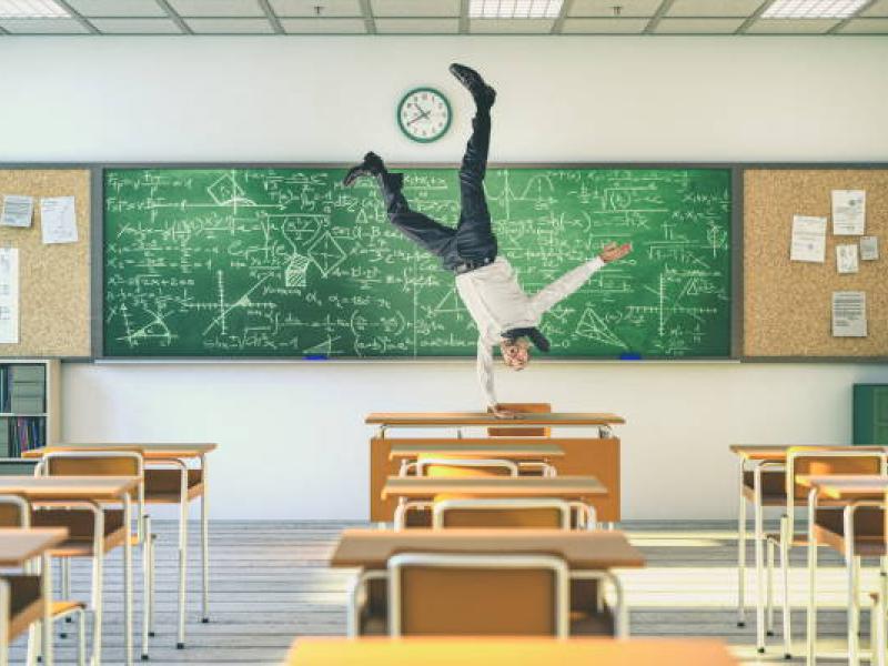 Δάσκαλος γέμισε πίνακες τους τοίχους ενός χωριού για να μην χάνει κανένα παιδί το μάθημα