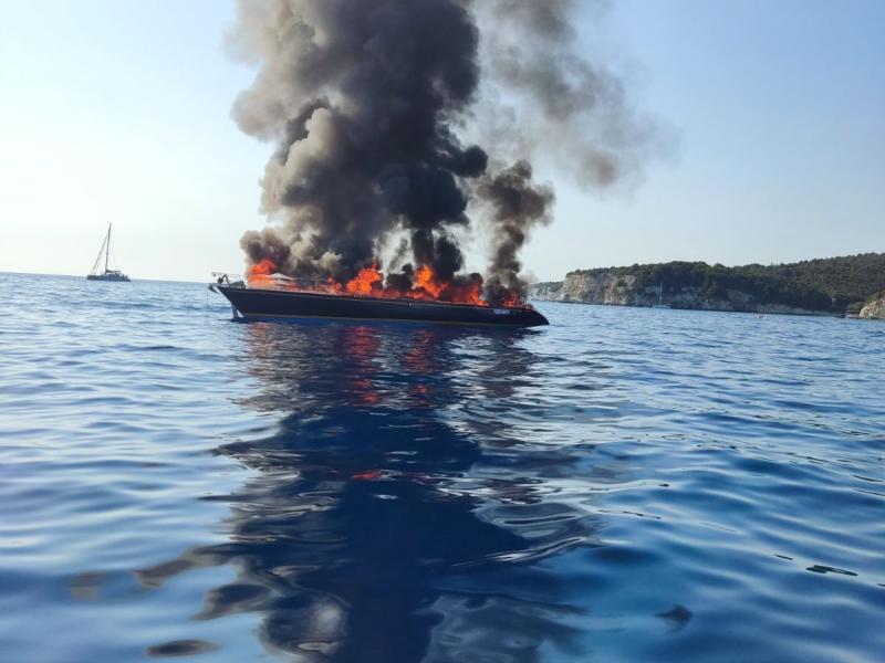 Παξοί: Στις φλόγες τυλίχθηκε ιστιοφόρο σκάφος με 7 επιβαίνοντες- Ισχυροί άνεμοι στην περιοχή