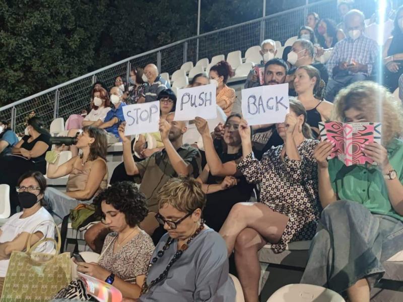 Έντονες αποδοκιμασίες κατά του Μηταράκη σε συναυλία της Φαραντούρη στη Χίο